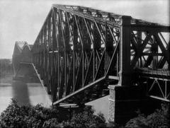 Black and white historical image of Pont de Québec in 1930