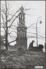 Black and white photo of Christmas tree sales at the flower market on the Singel in Amsterdam, December 5, 1955