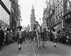 Aankomst van Sinterklaas in Amsterdam op 19 november 1955, historische zwart-witfoto