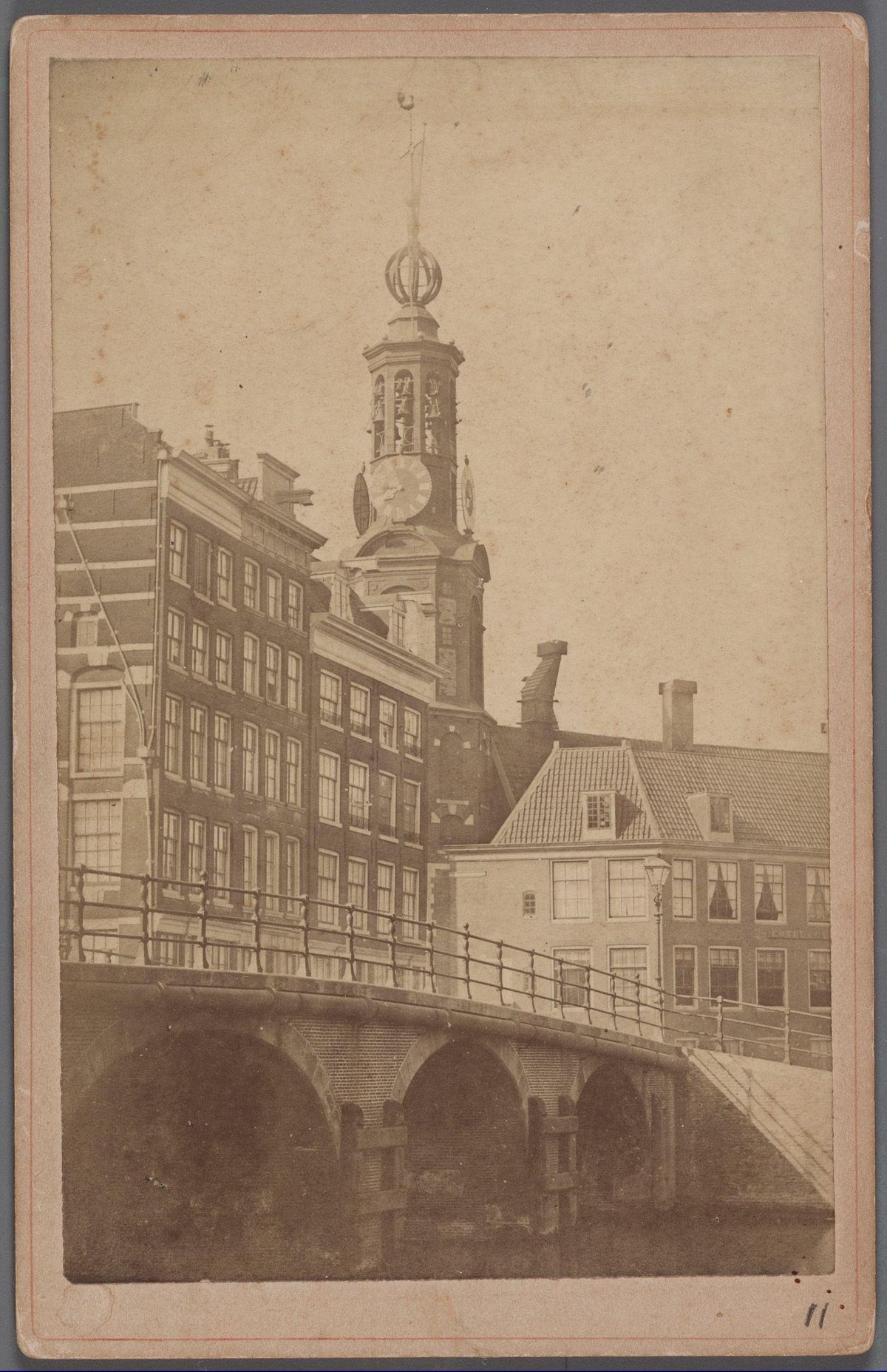 View of Muntplein from Oude Turfmarkt towards Engelse Huizen and Munttoren with De Munt coffeehouse on the right, houses demolished in 1877 named after builder John Jorden, and Doelenbrug in foregroun