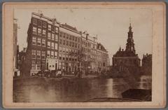 View of Singel canal towards the Munttoren tower before the demolition of the Muntgebouw in 1884 featuring the entrance of Eerste Klooster and houses at Singel 461-475 in Amsterdam