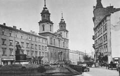 Statue of Nicolaus Copernicus with Church of the Holy Cross in Warsaw