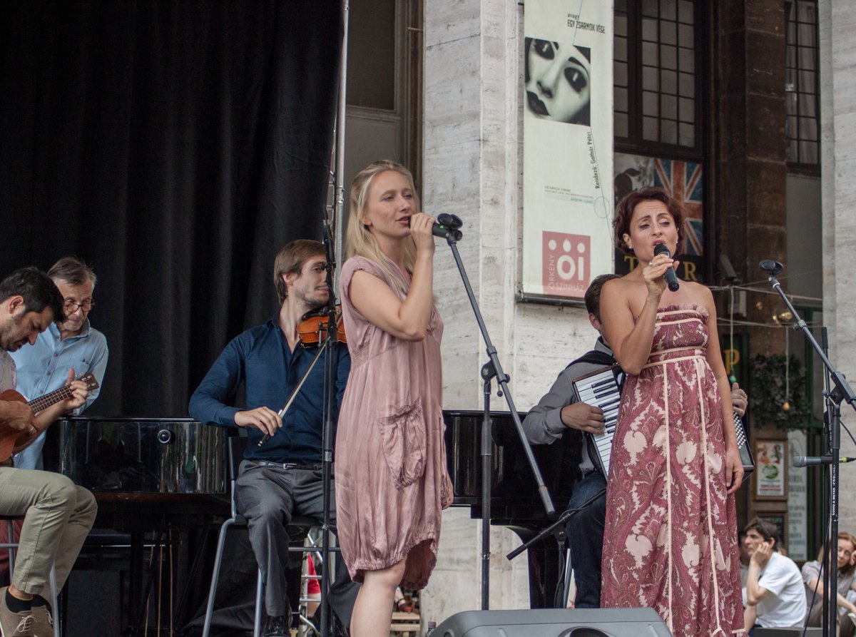 Anemona group members Anna Szandtner and Szofi Berki performing at an open-air production in front of the Örkény Theatre