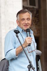Pál Mácsai performing at an open-air production in front of Örkény Theatre