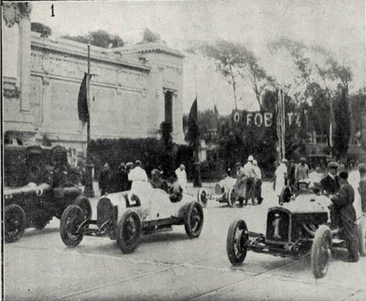 Start of the second Reale Premio Roma car race 1926 at Galleria Nazionale with Emilio Materassi in Itala leading