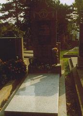 Grave of Betty Fischer, Austrian operetta singer, at Friedhof Hernals cemetery