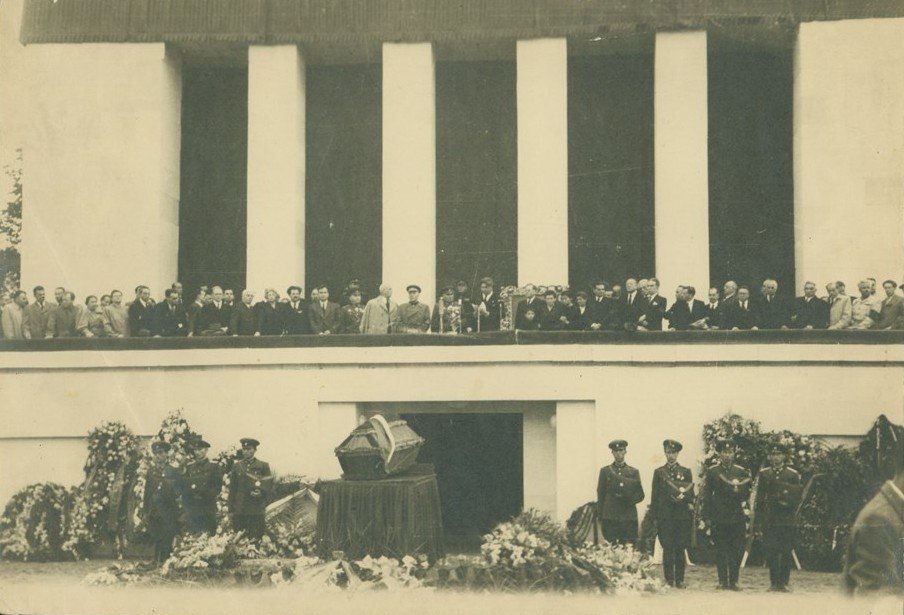 People paying respects at the coffin of Georgi Dimitrov