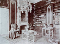 Living room with library at Schloss Wolfsgarten