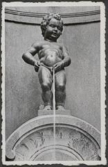 Black and white postcard of Manneken Pis statue in Brussels