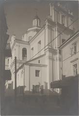 Street view of vulica Daminikanskaja near the intersection with vulica Śviatoha Ihnata in Vilnia