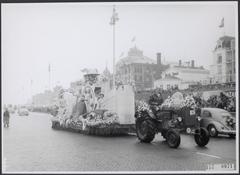 Black and white photo from 1956 showing a street scene in the Netherlands with people and buildings