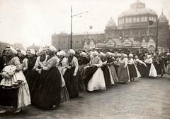 Scheveningse meisjes in originele kostuums bij Onafhankelijkheidsfeesten Nederland 1913 voor Kuhrhaus in Scheveningen