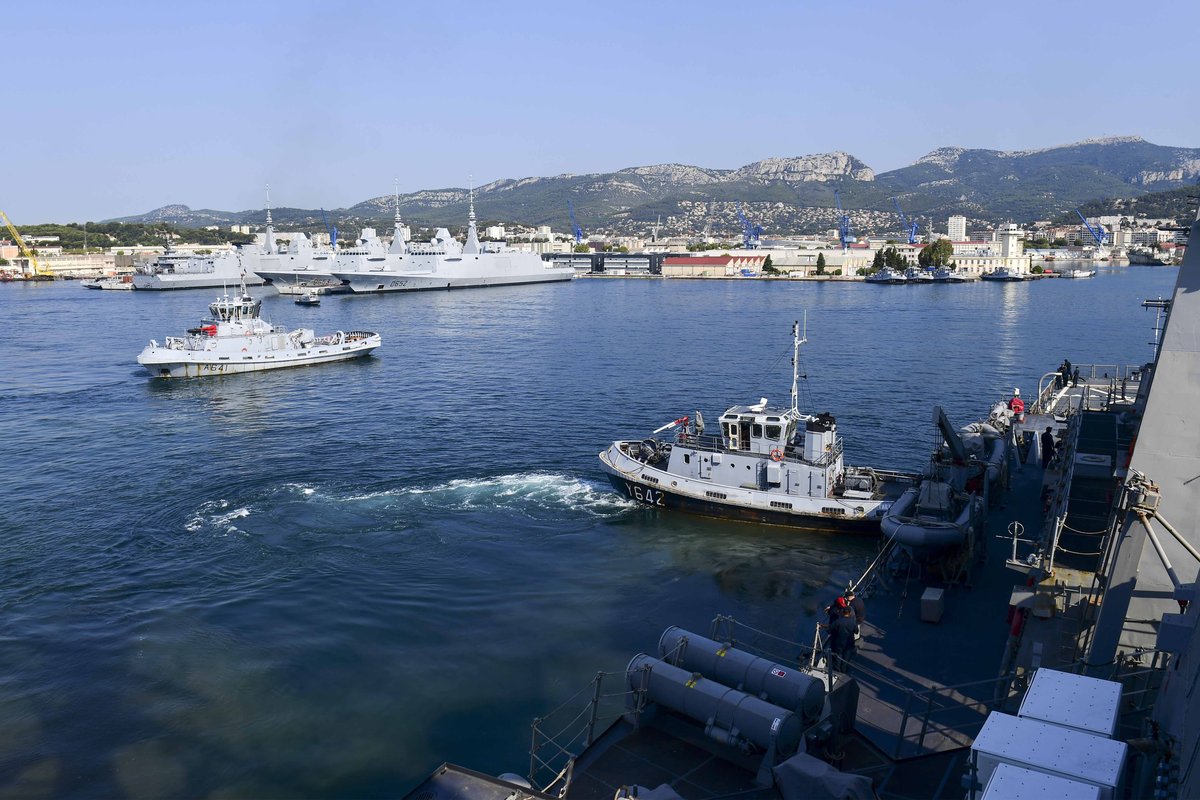 USS Ross guided-missile destroyer arriving in Toulon with tugboat assistance