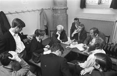 Discussion in Academiegebouw of Leiden University with students, curators and senate representatives featuring Prof. Drion and a paper on wall reading 'Onder curatele?'