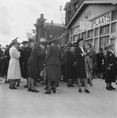 VVSL year groups gathering for the Leiden University lustrum ceremony on September 17, 1945