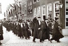 Procession of professors at Leiden University Dies with H.A. Lorentz in honorary doctorate regalia, 1925