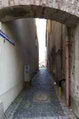 View of the narrow Gewandhausgäßchen street in Löbau with historic buildings
