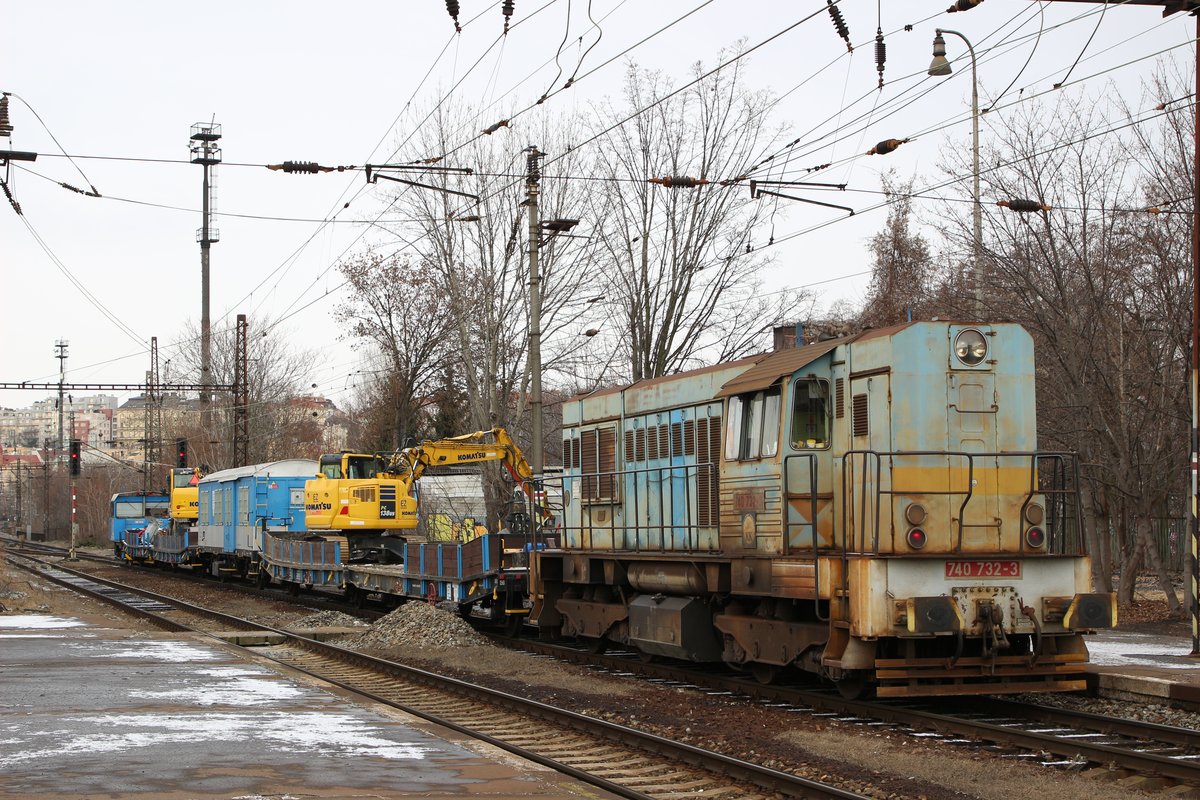 KK Provoz a opravy lokomotiv 740 class locomotive at Praha Vršovice station