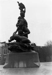 Sculpture by Robert Stigell titled Haaksirikkoiset at Tähtitornin vuori