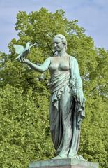 Statue de la Patrie reconnaissante et dépoitraillée by Victor Voets at Square des Blindés in Brussels