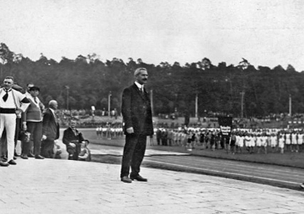 Georg Benedix at the opening ceremony of the 1st International Workers' Olympiad in Frankfurt 1925