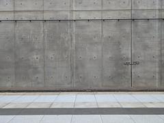 Platform 4 at KölnBonn Flughafen train station with concrete wall