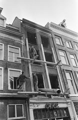Building demolition with support structures at the corner of Rembrandtsplein and Thorbeckeplein in Amsterdam, January 1969