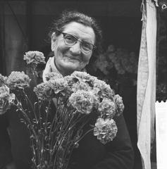 Black and white photo of Tante Saar celebrating 50 years in the flower business at Rembrandtsplein, Amsterdam, dated July 17, 1962