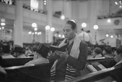 Man praying at the Great Synagogue in Dukes Place, London, 1941