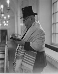 Portrait of Isaac Dainow praying at the Great Synagogue in London 1941, wearing top hat and prayer shawl