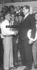 Justo Suárez shaking hands with Luis A. Firpo