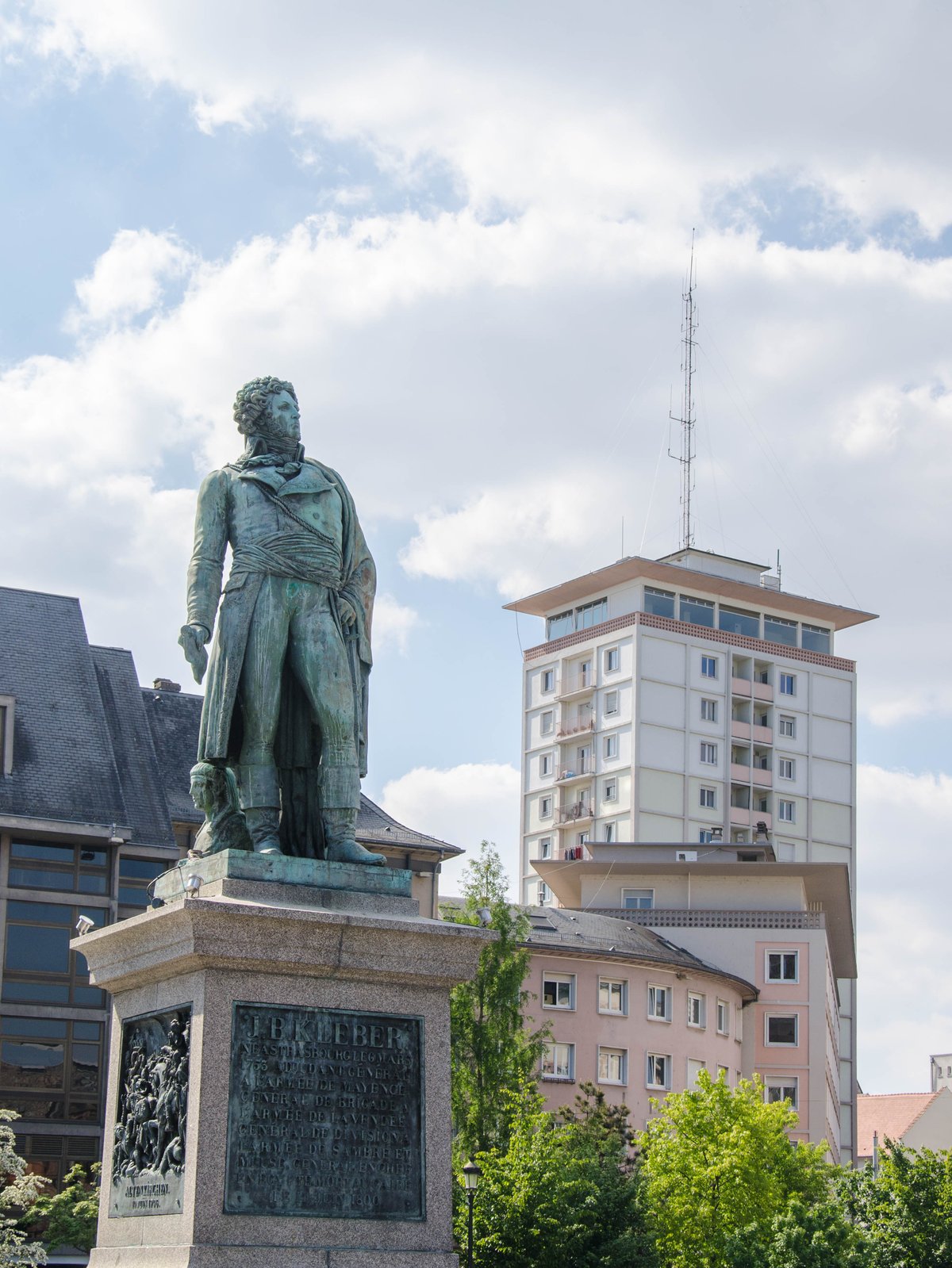 Modern Valentin-Sorg tower named after former restaurant, contrasting with old buildings in center of Kléber