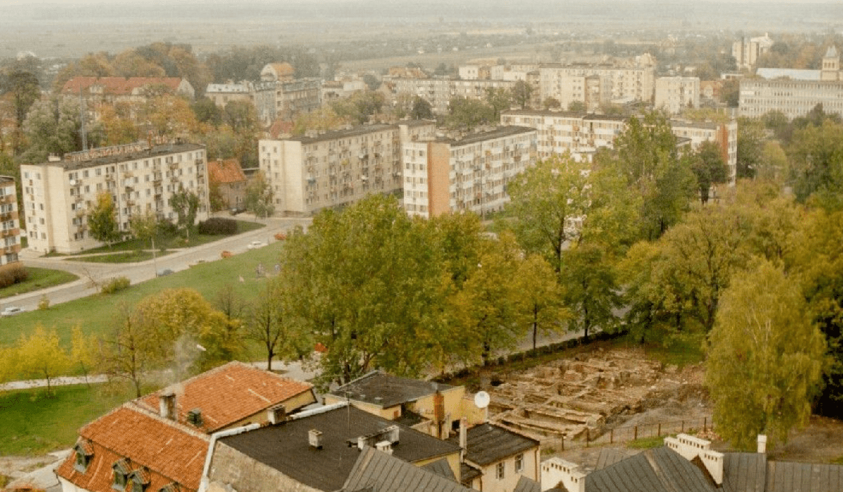 Panorama of Braniewo in 1992 from St. Catherine's Church looking north, showing old town cellars hidden by greenery and 1960s blocks