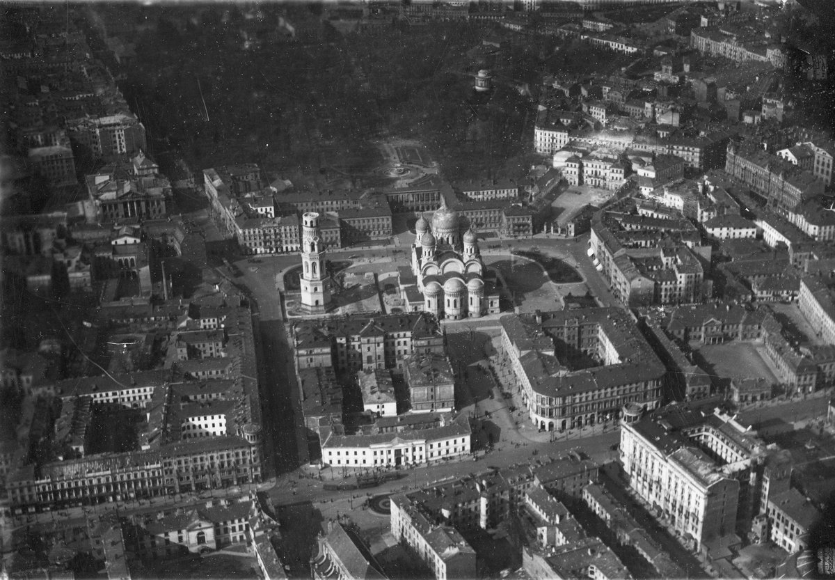 Aerial photo of central Warsaw in early 1920s showing Saxon Square with Alexander Nevsky Cathedral, Saxon Palace, Brühl Palace, Gmach Zachęty, Kościół Wizytek, Hotel Europejski, Hotel Bristol and Pałac Potockich.