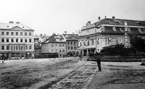 Historical promenade view before 1884 with Kern's house on the left and St. Joseph's column on the right in Preßburg