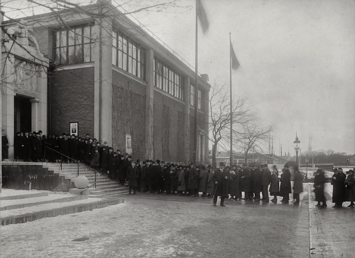 Crowd queueing outside Liljevalchs during the 1925 Bygge och Bo exhibition with Petrus Wretblad posing in the foreground