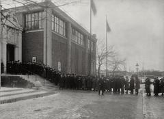 Crowd queueing outside Liljevalchs during the 1925 Bygge och Bo exhibition with Petrus Wretblad posing in the foreground