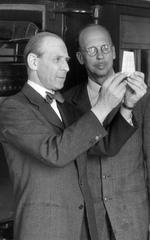 Lieutenant Colonel Nerman Schultz-Steinheill and Bureau Director Sven Öman with newly printed skilling banco stamps at Stockholmia 55 stamp exhibition