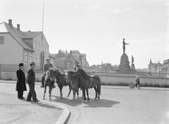 Four men with four Icelandic ponies in front of the House of the Icelandic Government in Laekjargata, Reykjavik, 1934