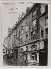 Photograph of 68 rue François Miron with facades of buildings including Hôtel de Beauvais and various shops in Paris' 4th arrondissement, taken in 1941