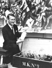 Swedish archaeologist Per Lundström presenting artefacts donated from the Swedish Maritime Museum to Finland