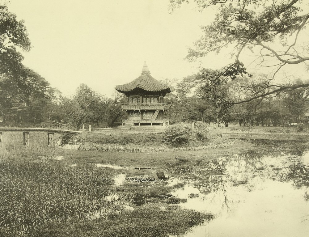 Illustrations of Gyeongbokgung Palace in artbook