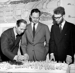Delegates conversing at the Konstakademien annual celebration with architect Per Friberg receiving a royal medal