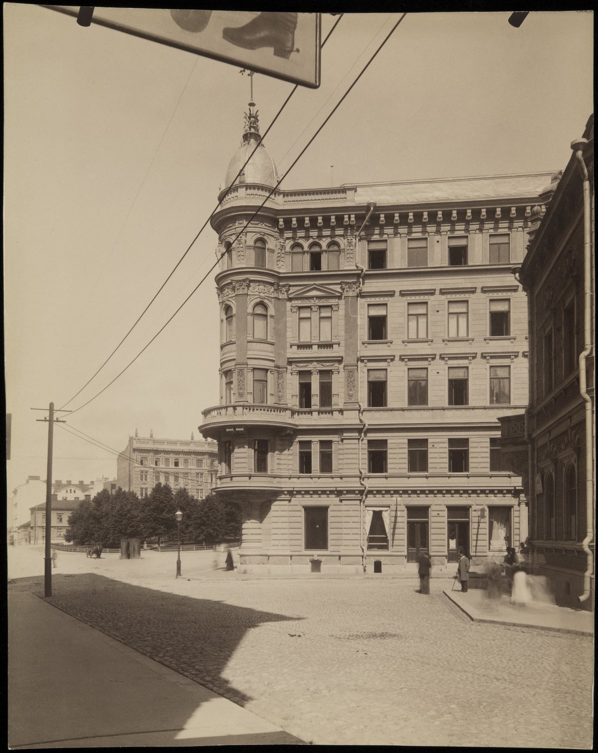Historical black and white view north from Yrjönkatu 4 towards Pieni Roobertinkatu 13 apartment building and surrounding buildings in Helsinki