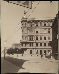 Historical black and white view north from Yrjönkatu 4 towards Pieni Roobertinkatu 13 apartment building and surrounding buildings in Helsinki