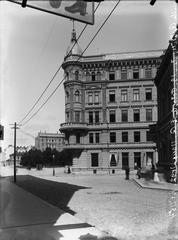 Historic black and white photograph of the street view from Yrjönkatu 4 in Helsinki, featuring apartment buildings on Pieni Roobertinkatu 13 and adjacent streets with Kolmikulma in the background