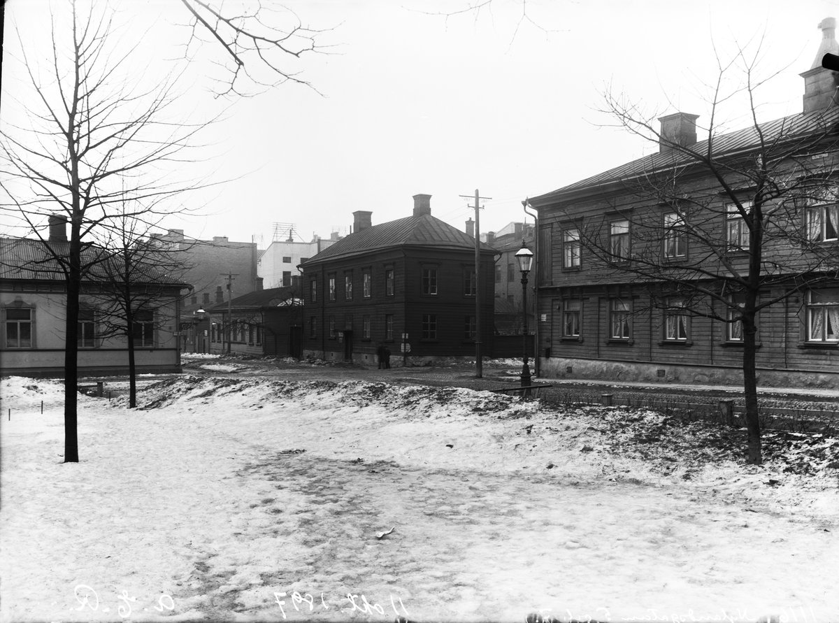 View from Kolmikulman Square looking west towards the intersection of Yrjönkatu and Uudenmaankatu streets in Helsinki