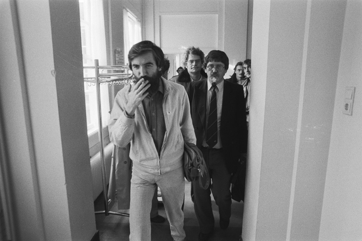 Arrival of Dutch politicians Max van den Berg and Bram Peper at the PvdA Tweede Kamer faction meeting in The Hague on October 16, 1981