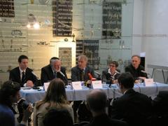 Anton Pelinka speaking at news conference in Jewish Museum Vienna with Ingo Zechner, Avshalom Hodik, Elisabeth Bailer-Galanda, Bertrand Perz in June 2006