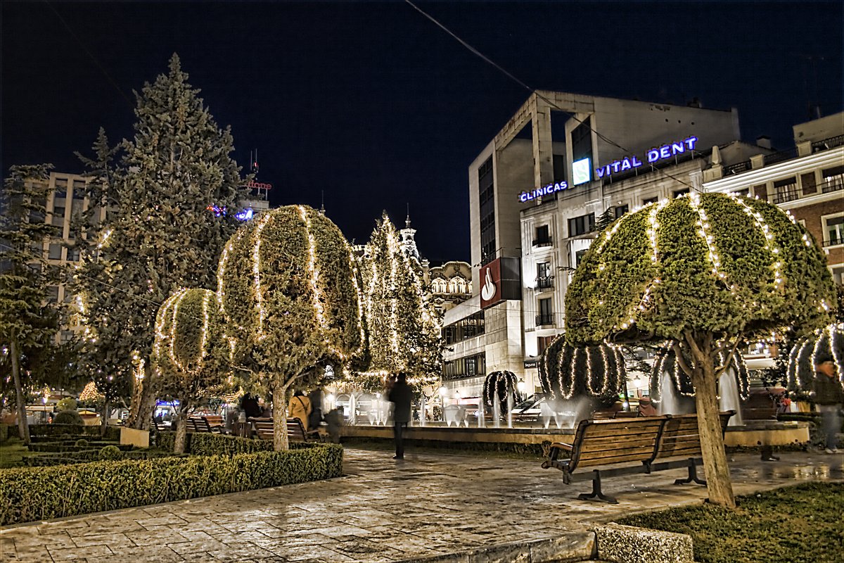 Jardines Del Altozano garden in Albacete, Spain with trees and benches